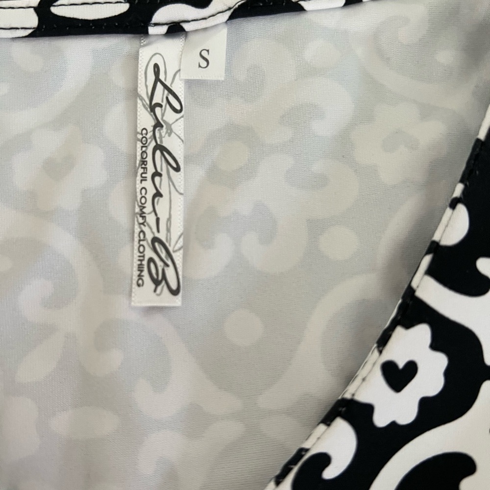 Lulu B UPF 50 Cooling Three Quarter Sleeve Top Black White Print NWT Size Small - Picture 2 of 9